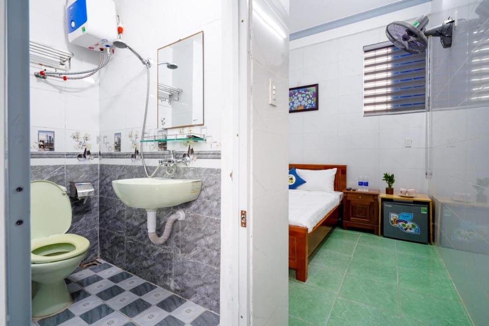 Toilet, Bed