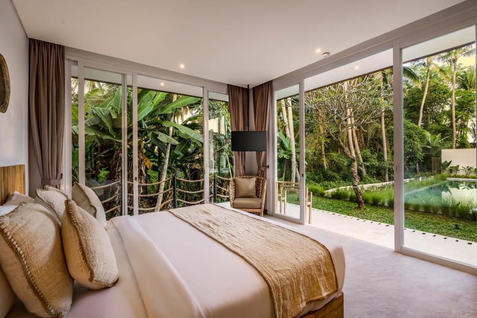 Bed, TV and multimedia, Bedroom, Garden view, Pool view, air conditioner