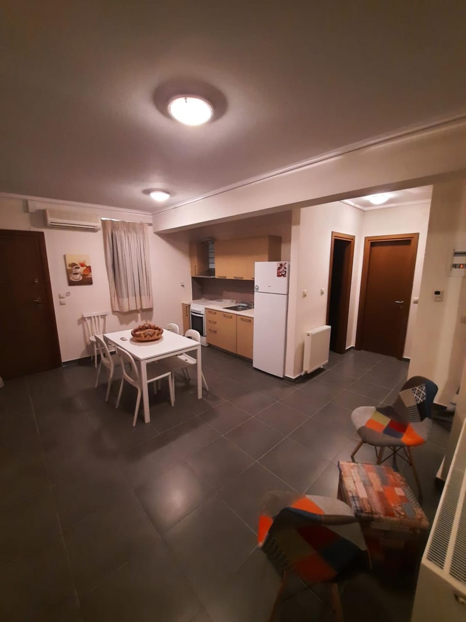 Kitchen or kitchenette, Dining area