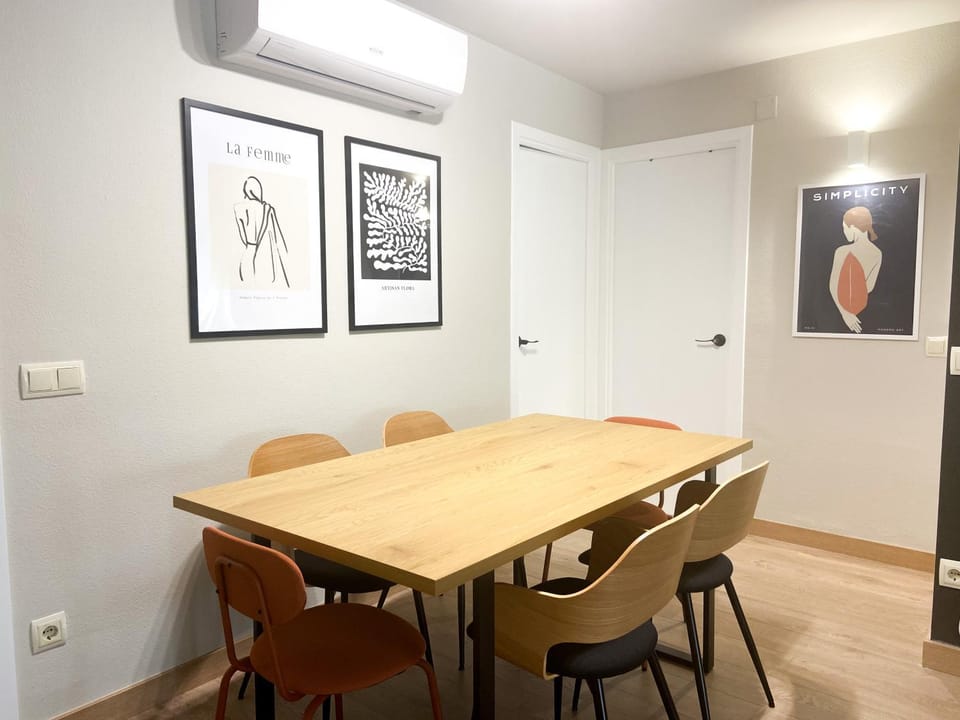 Seating area, Dining area
