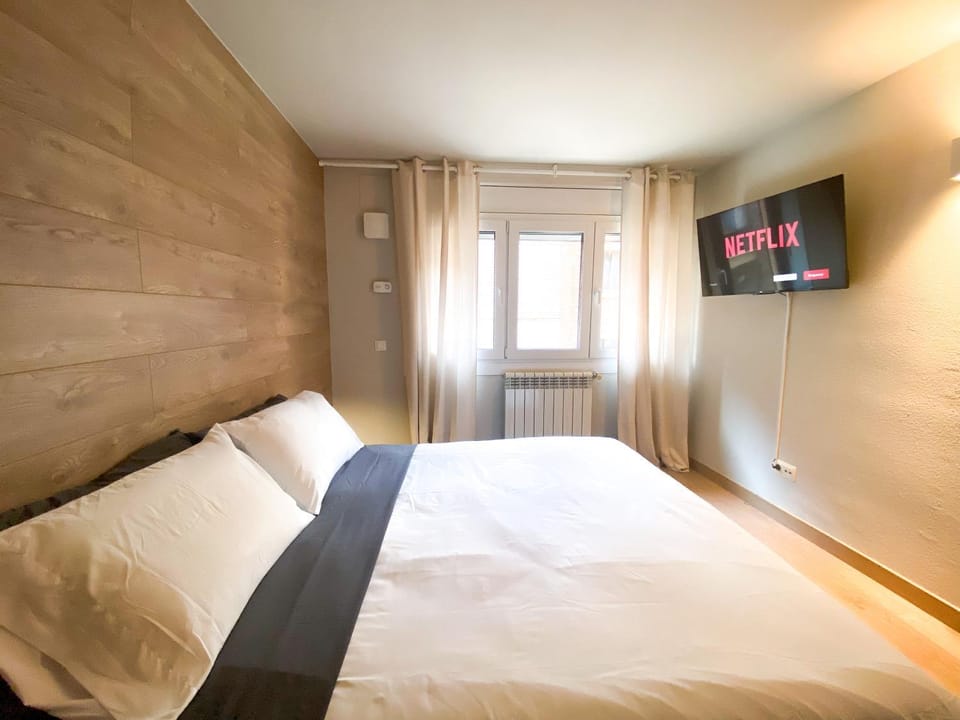 Bed, TV and multimedia, Bedroom