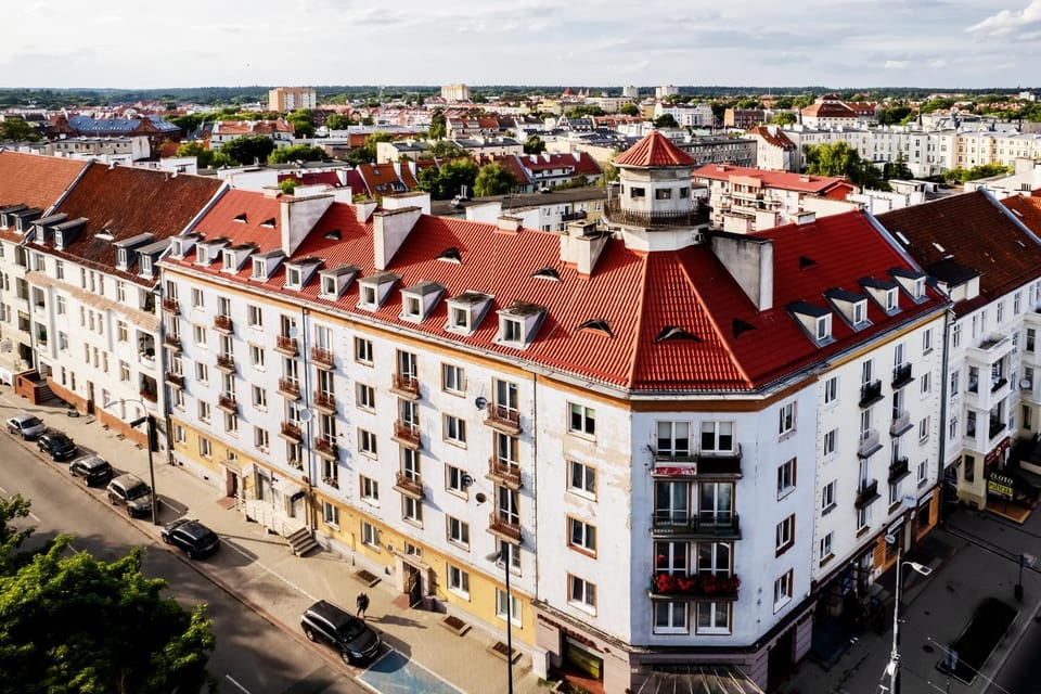Property building, Day, Neighbourhood, Bird's eye view, City view, Street view, Location, Parking