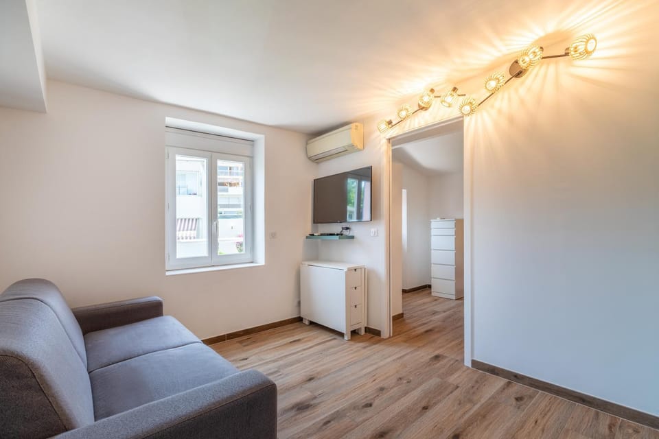 TV and multimedia, Living room, air conditioner