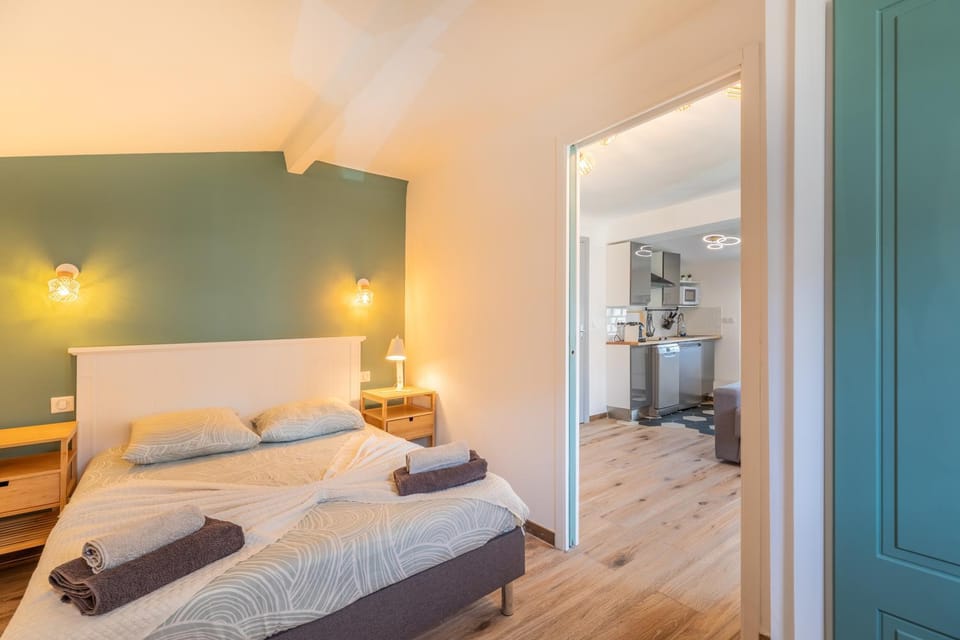 Bed, Photo of the whole room, Bedroom, air conditioner
