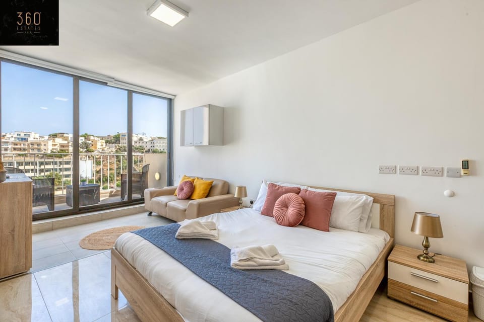 Bed, Living room, Photo of the whole room, Seating area, Bedroom, towels