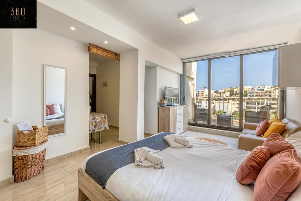 Bed, Living room, Photo of the whole room, Seating area, Bedroom, City view, towels