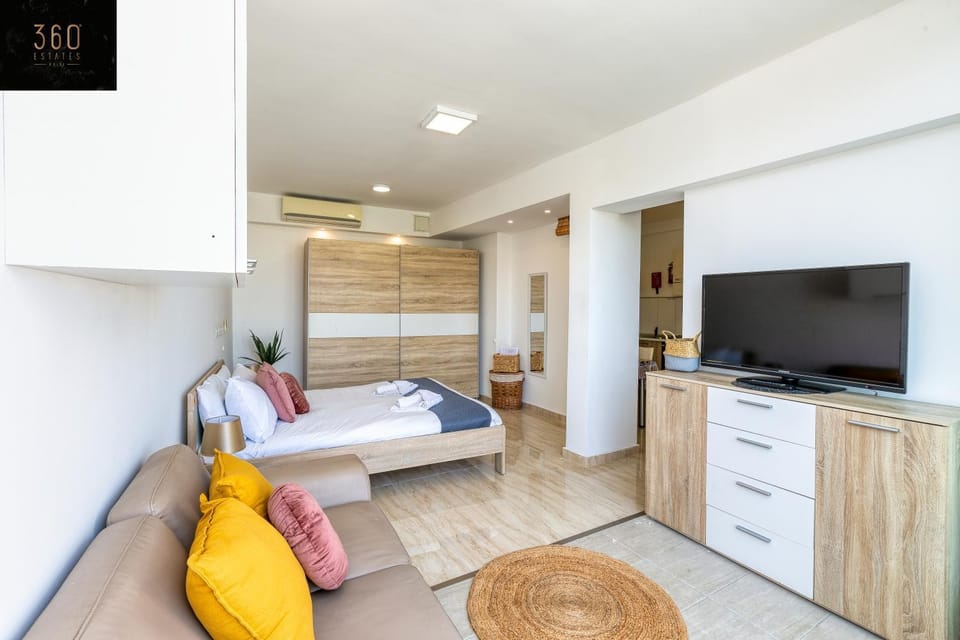 Communal lounge/ TV room, Bed, TV and multimedia, Kitchen or kitchenette, Living room, Photo of the whole room, Seating area, Evening entertainment, Bedroom, minibar, oven, towels, wardrobe