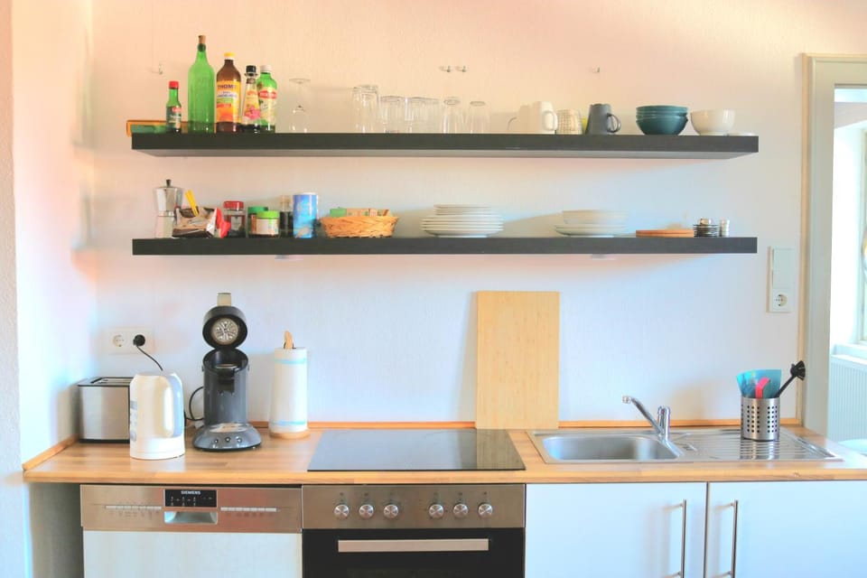 Kitchen or kitchenette, dishwasher, oven