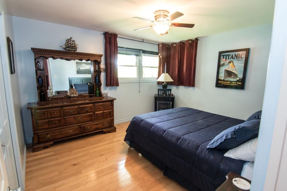 Photo of the whole room, Bedroom