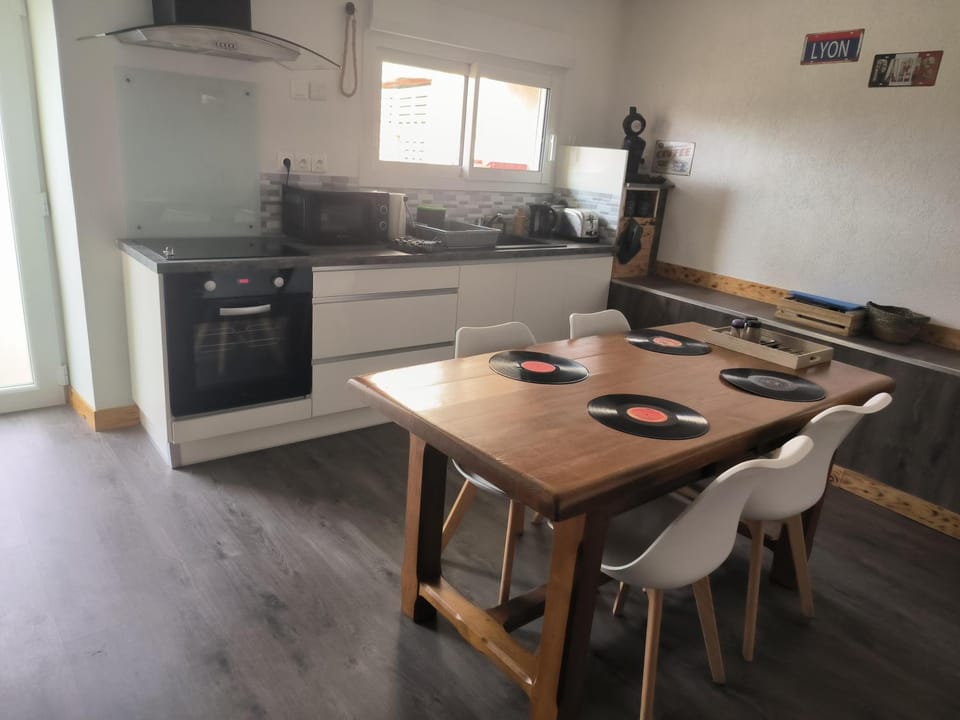 Property building, Kitchen or kitchenette, Living room