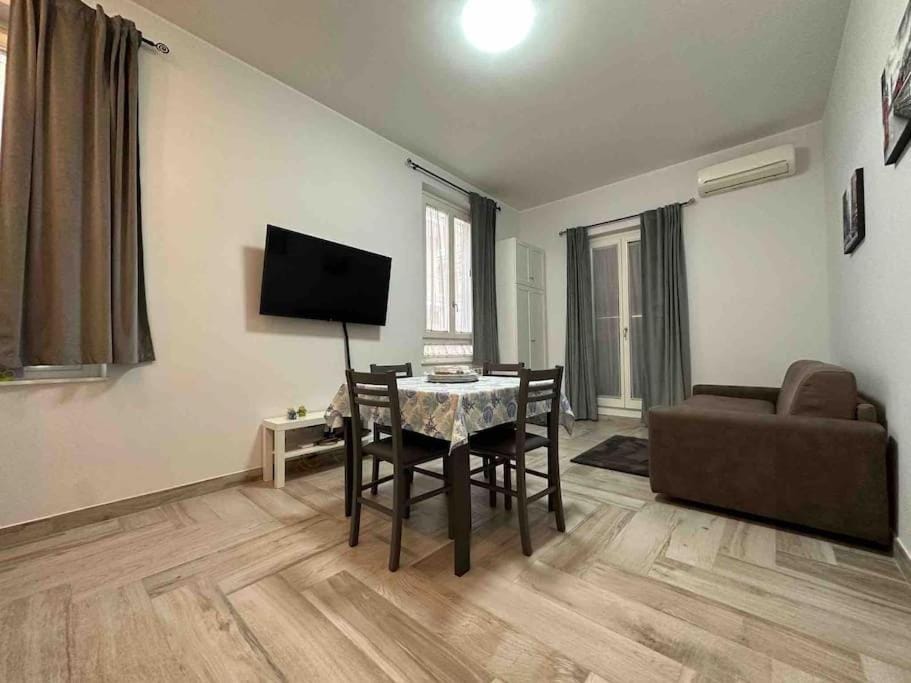 Communal lounge/ TV room, TV and multimedia, Seating area, Dining area