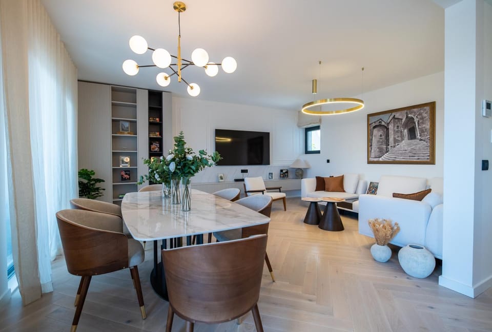 TV and multimedia, Living room, Seating area, Dining area