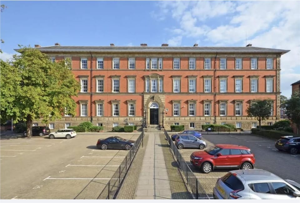 County House Escape - courtyard & free parking Apartment in York