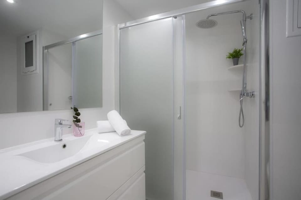 Shower, Bathroom, towels