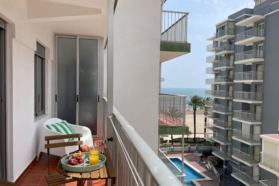 Natural landscape, View (from property/room), Balcony/Terrace, Food and drinks, Dining area, Pool view, Sea view