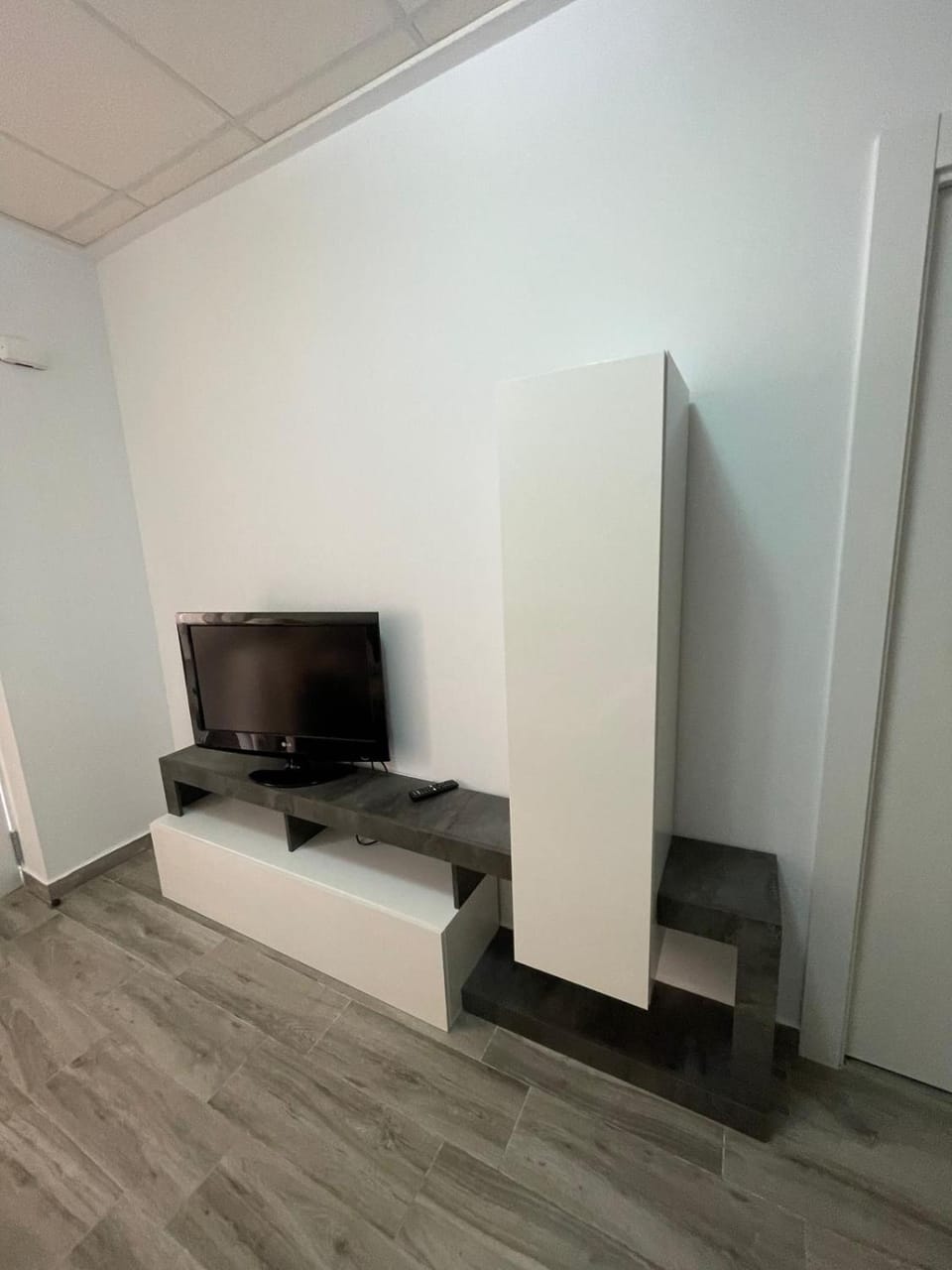 TV and multimedia, fireplace, wardrobe