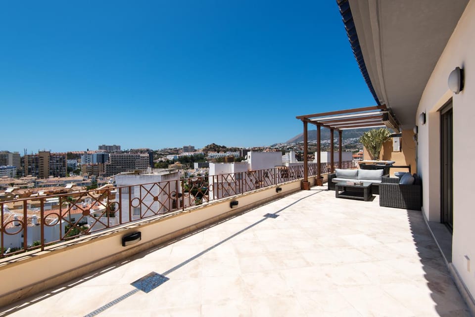 View (from property/room), Balcony/Terrace, City view