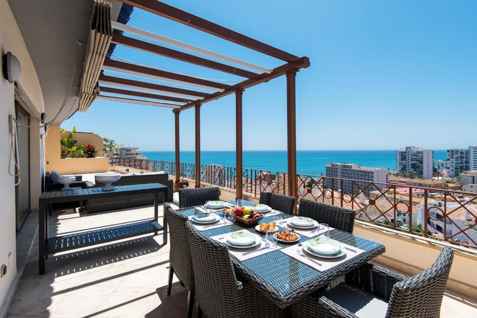 Natural landscape, View (from property/room), Balcony/Terrace, Dining area, Sea view