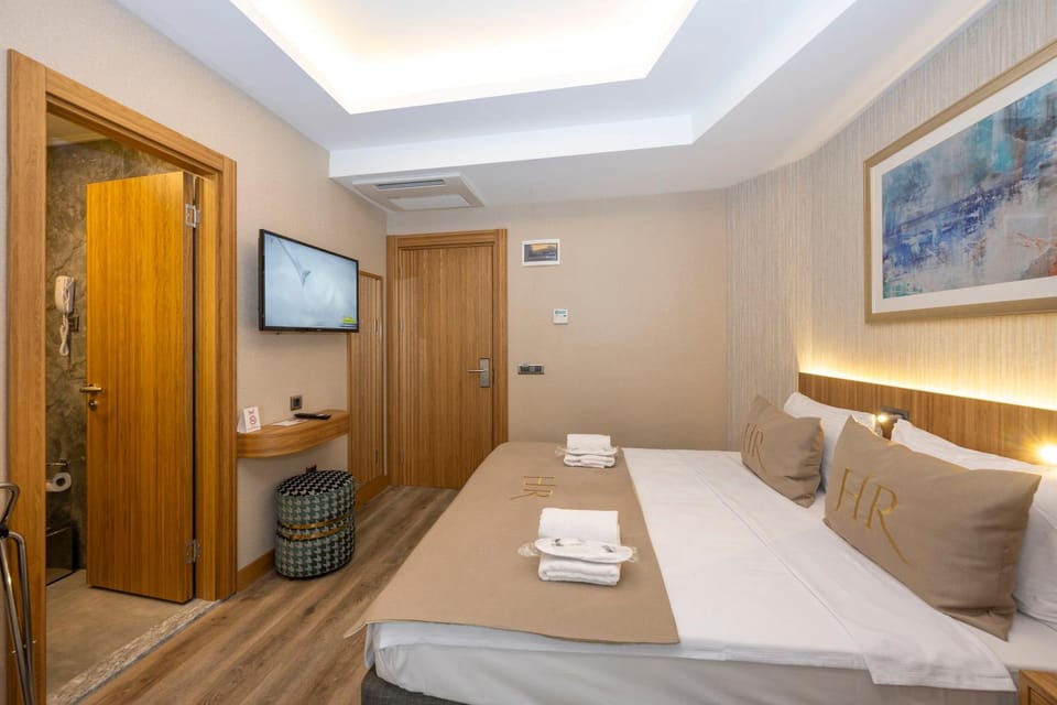 Bed, Photo of the whole room, towels