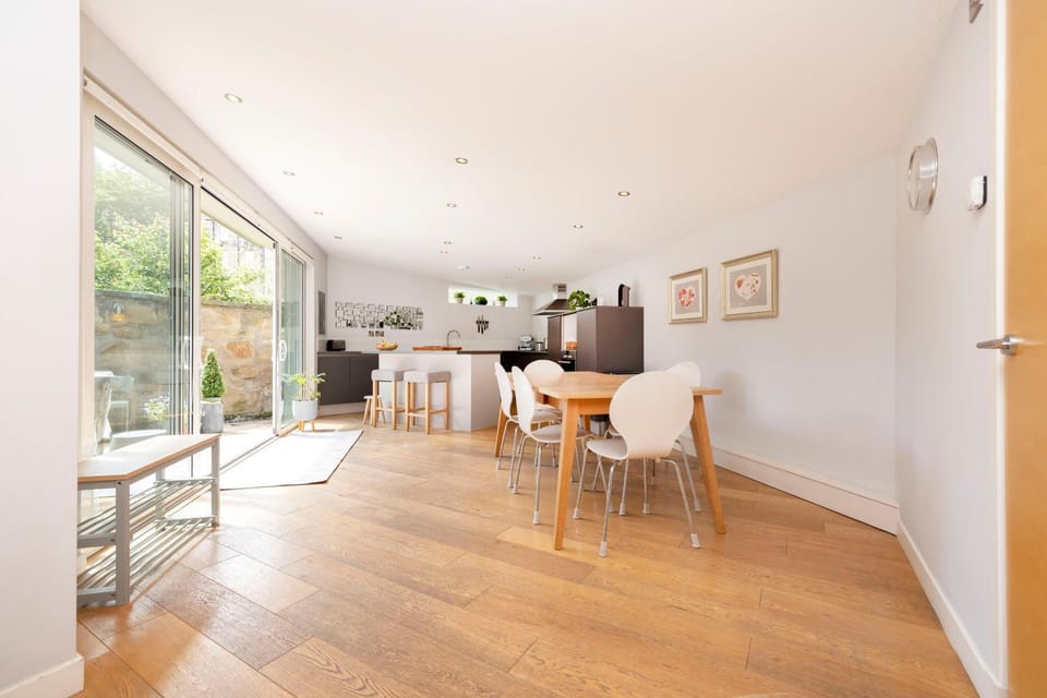 Kitchen or kitchenette, Seating area, Dining area