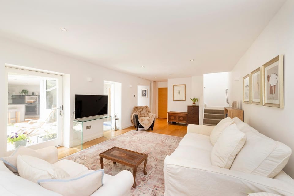 Property building, TV and multimedia, Living room, Photo of the whole room, Seating area