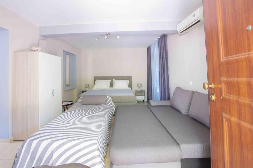 Bed, Photo of the whole room, Seating area, Bedroom, wardrobe