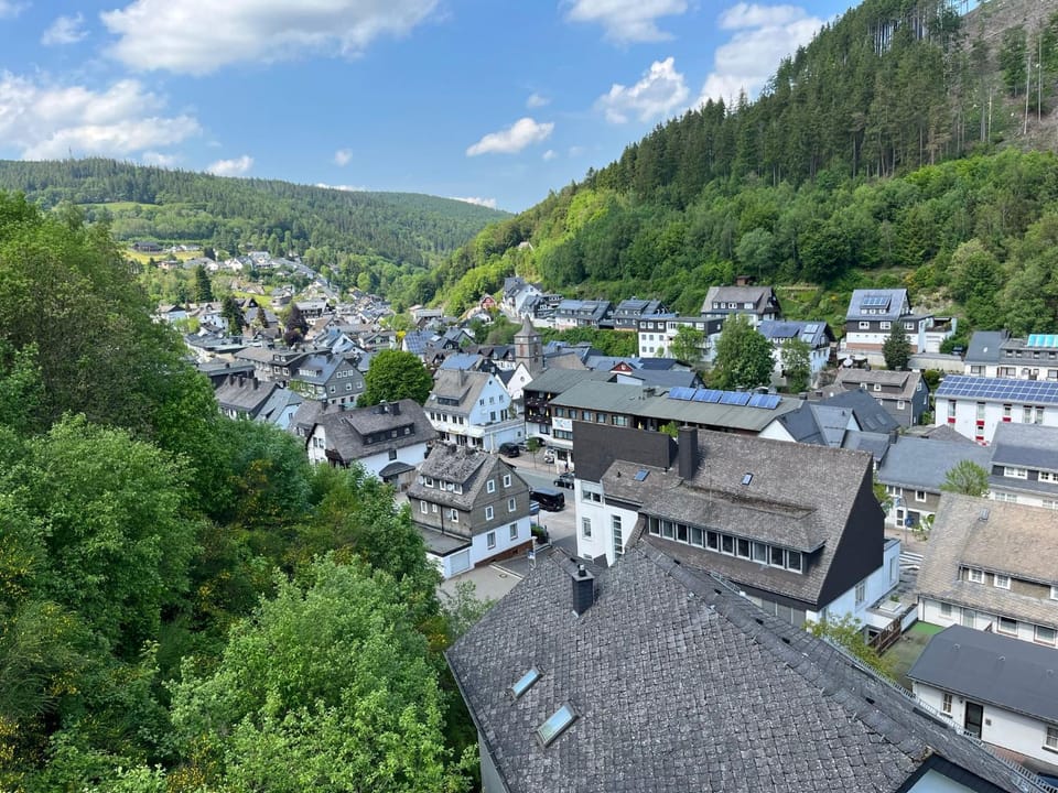 Nearby landmark, Neighbourhood, Natural landscape, City view, Mountain view, Location