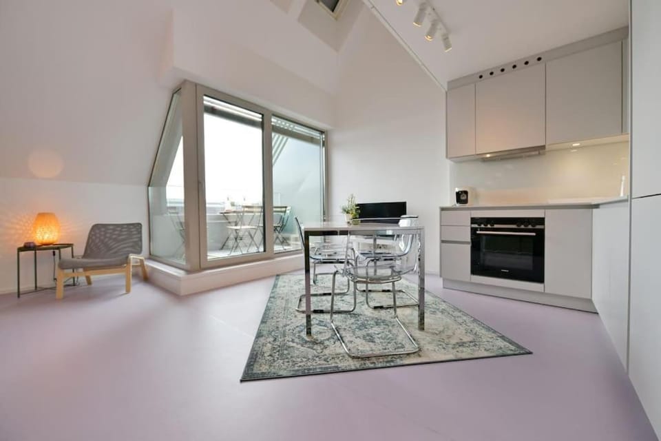 Balcony/Terrace, Kitchen or kitchenette, Dining area, stove