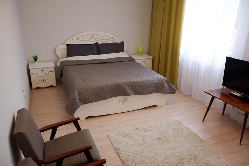 Bed, TV and multimedia, Photo of the whole room, Bedroom, hair dresser