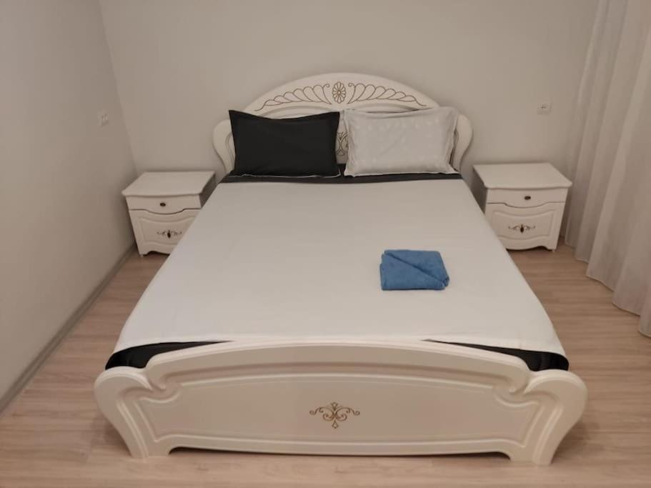 Bed, Bedroom, towels