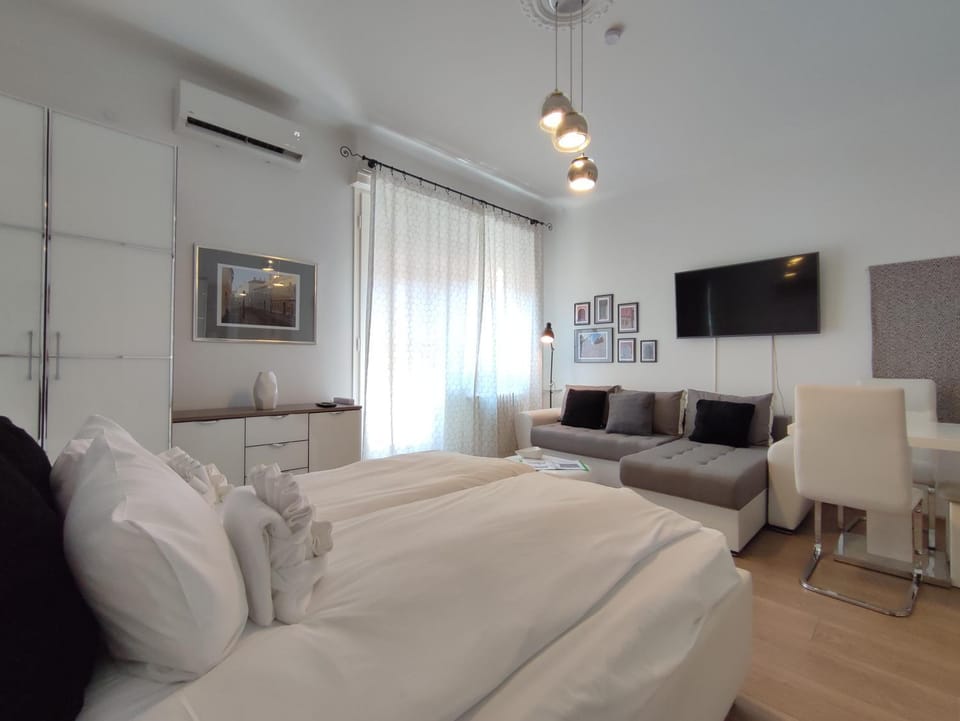 Bed, Living room, Photo of the whole room, Bedroom