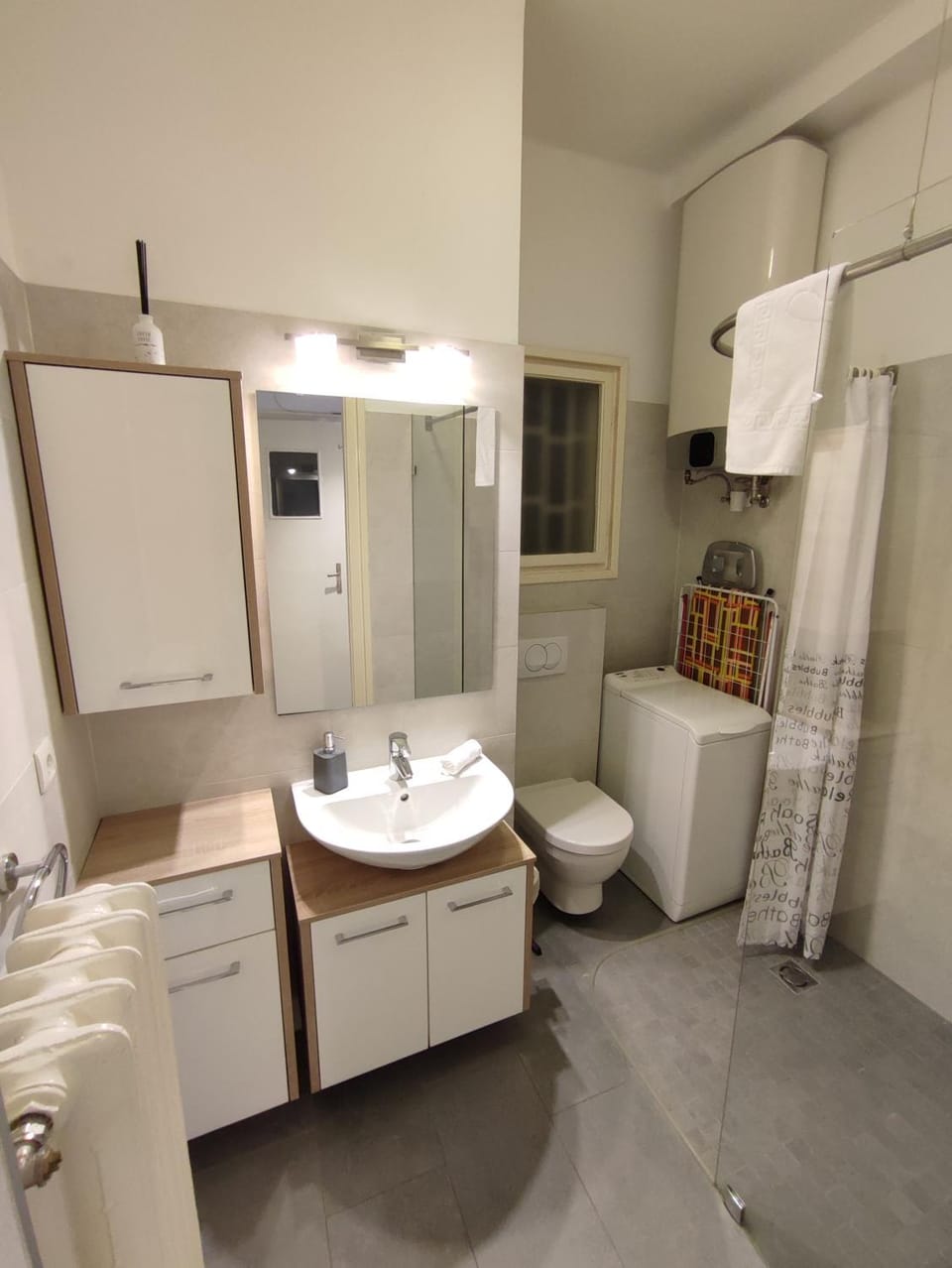 Shower, Toilet, towels