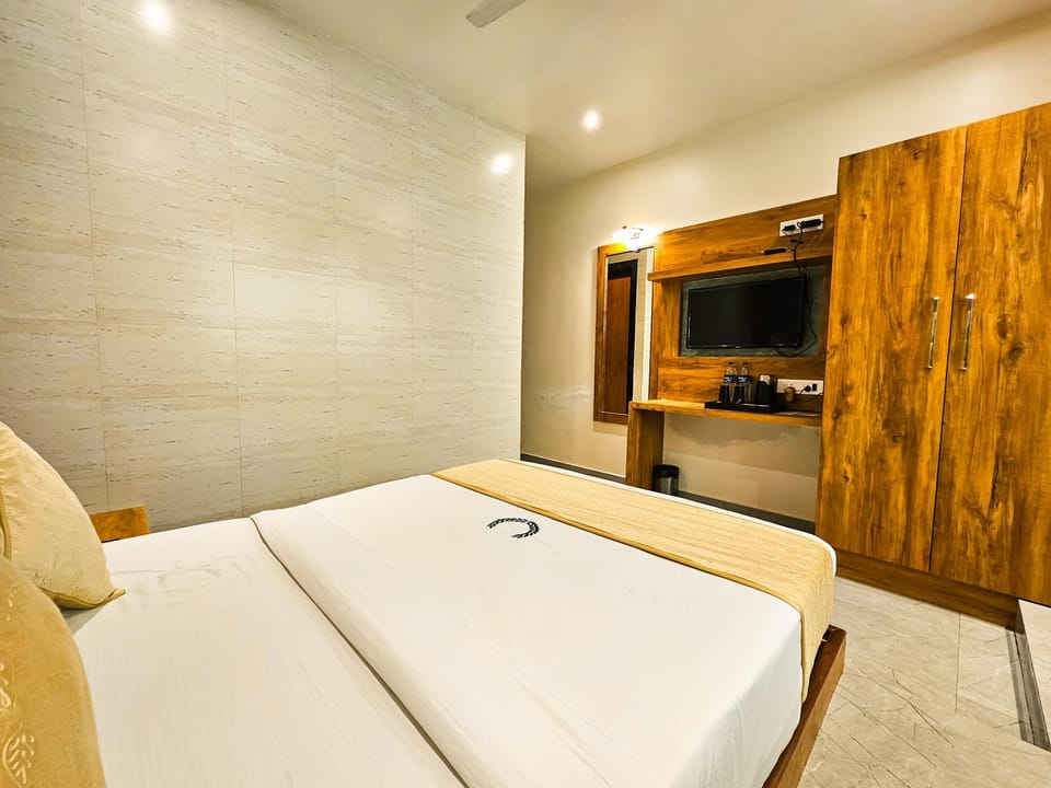 Bed, TV and multimedia, Bedroom, wardrobe