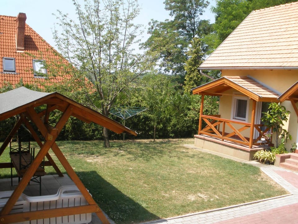Emilia Apartmanház Apartment in Hévíz