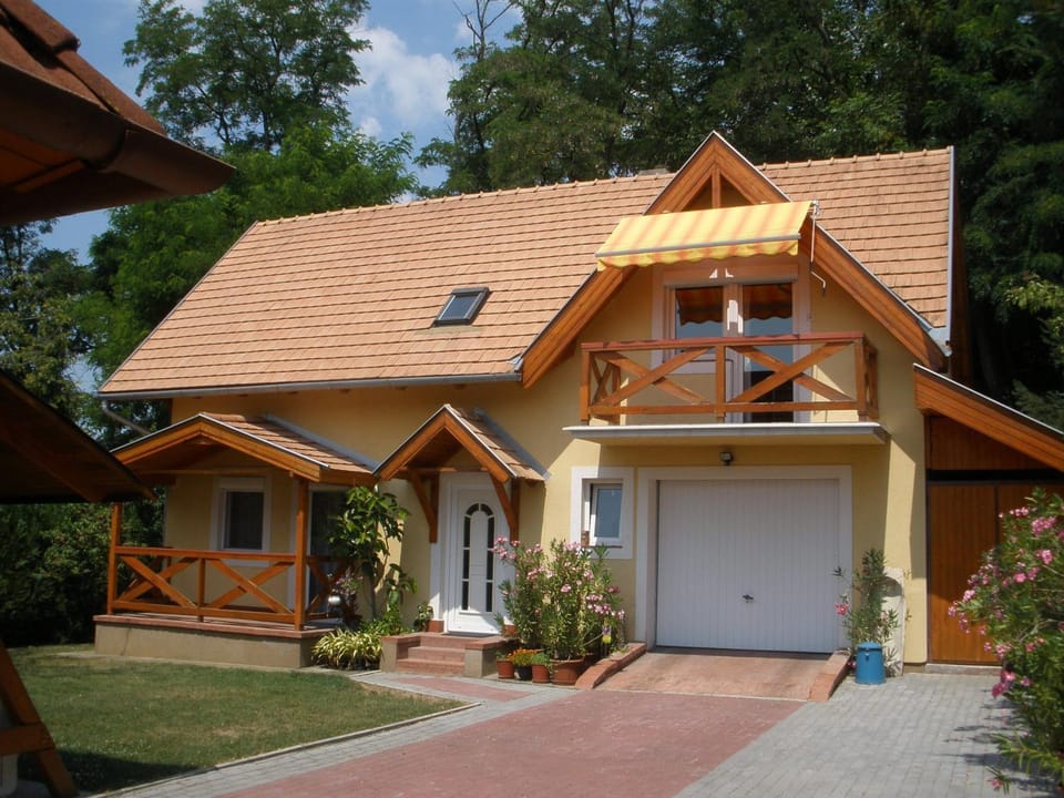 Emilia Apartmanház Apartment in Hévíz