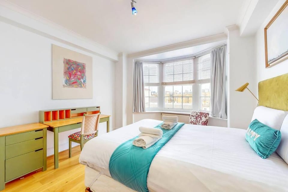 Vibrant and sunny 2 BR apartment in Hyde Park Apartment in City of Westminster