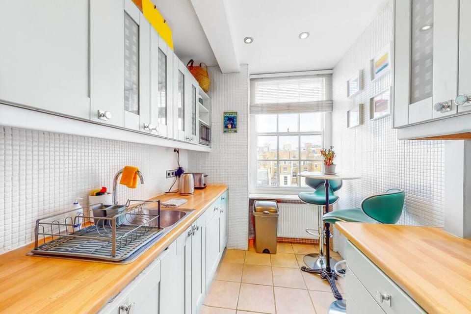Vibrant and sunny 2 BR apartment in Hyde Park Apartment in City of Westminster
