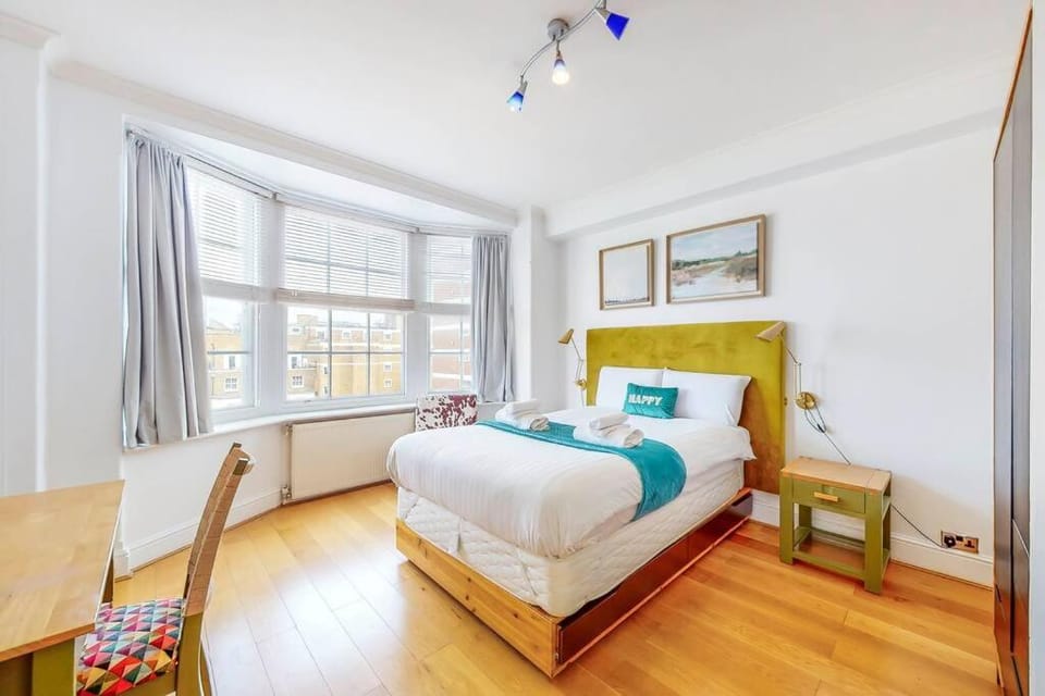 Vibrant and sunny 2 BR apartment in Hyde Park Apartment in City of Westminster