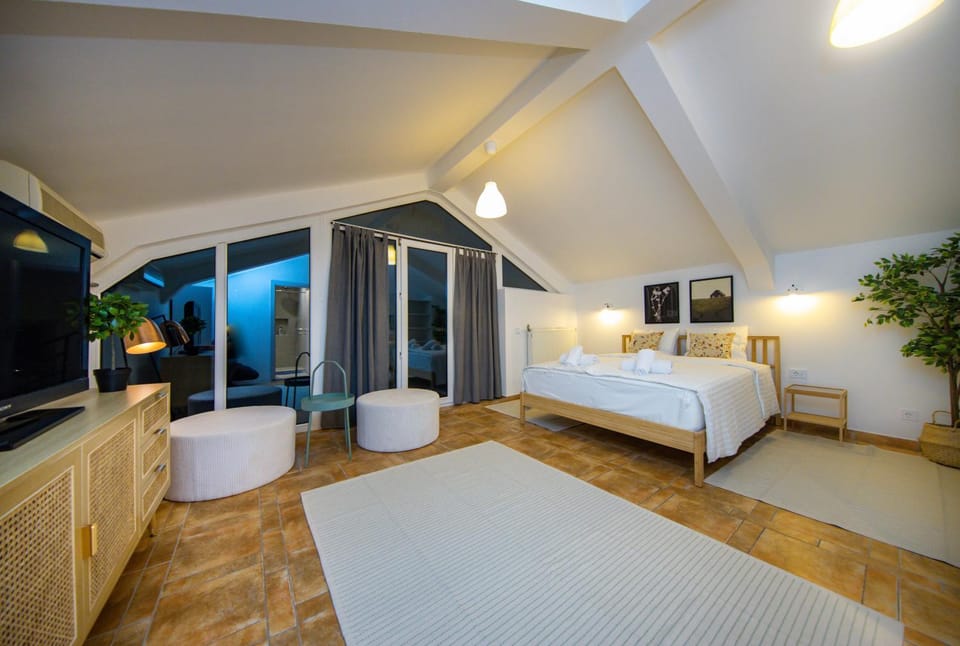 Bed, TV and multimedia, Seating area, Bedroom