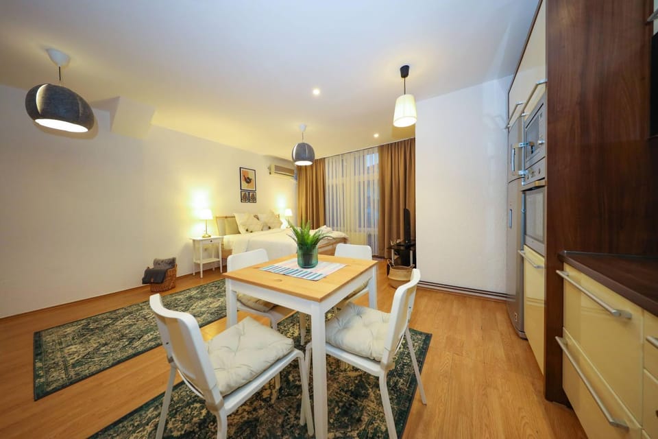 Kitchen or kitchenette, Seating area, Dining area