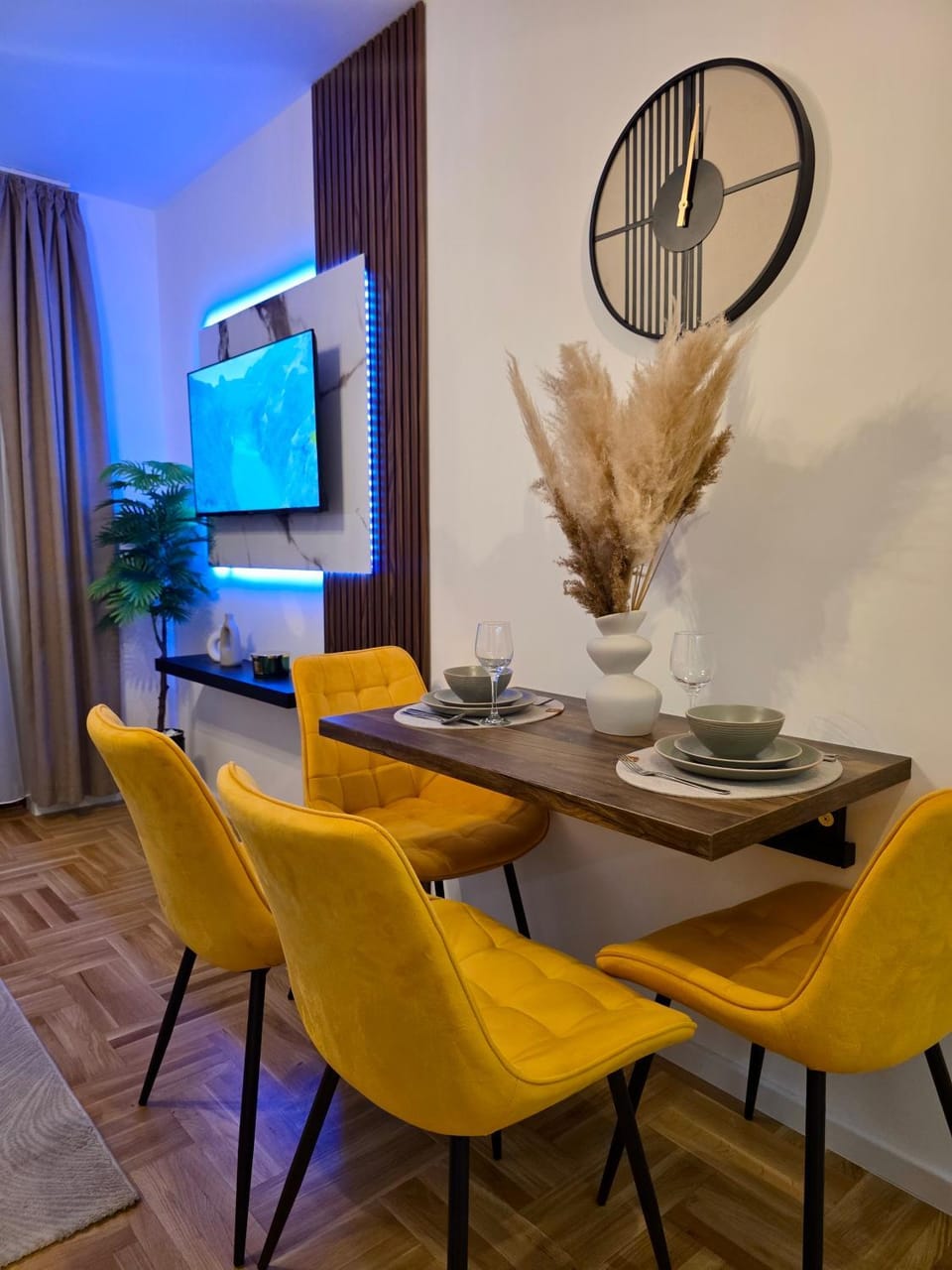 TV and multimedia, Living room, Seating area, Dining area