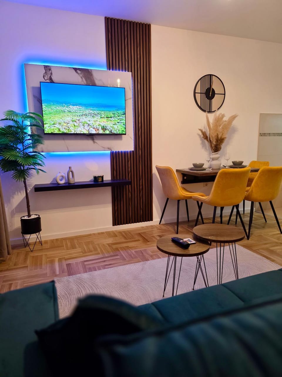 Communal lounge/ TV room, TV and multimedia, Living room, Seating area, Dining area, Evening entertainment