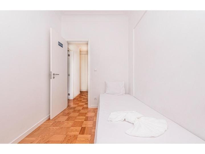 HOUZE Spacious 4 bedroom flat near Lisbon Zoo Apartment in Lisbon