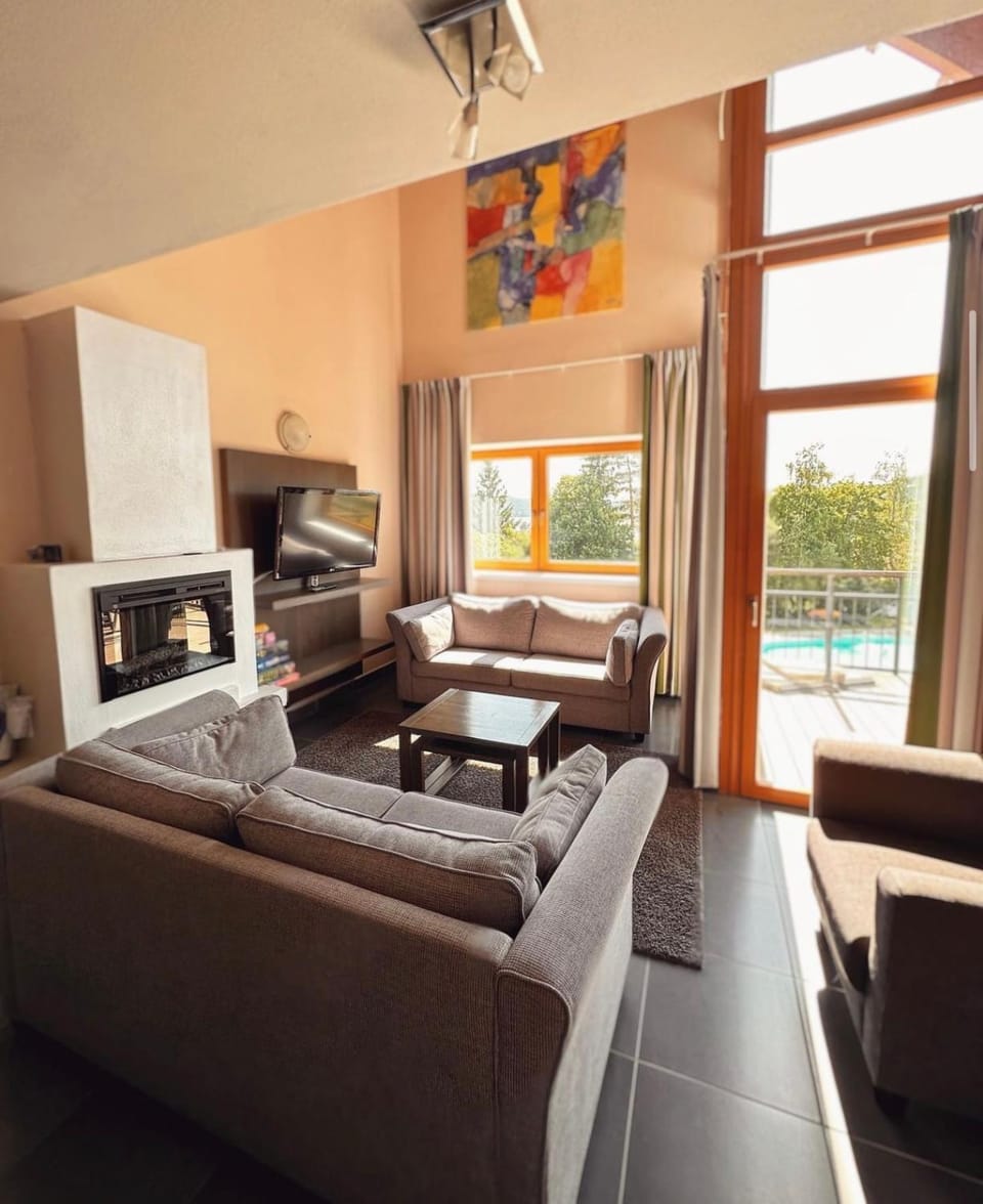 Communal lounge/ TV room, TV and multimedia, Living room, Seating area