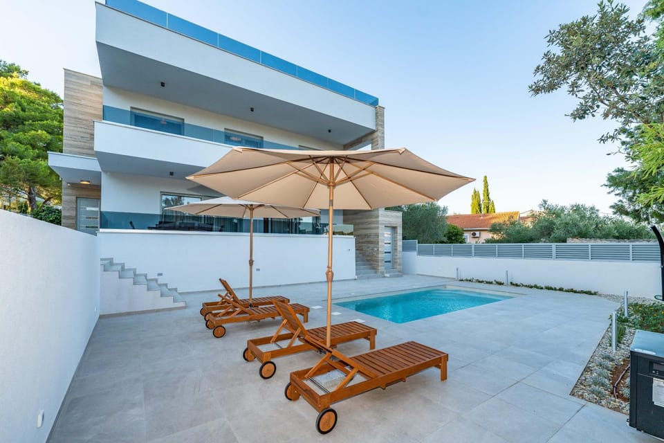 Pool view, Swimming pool, sunbed