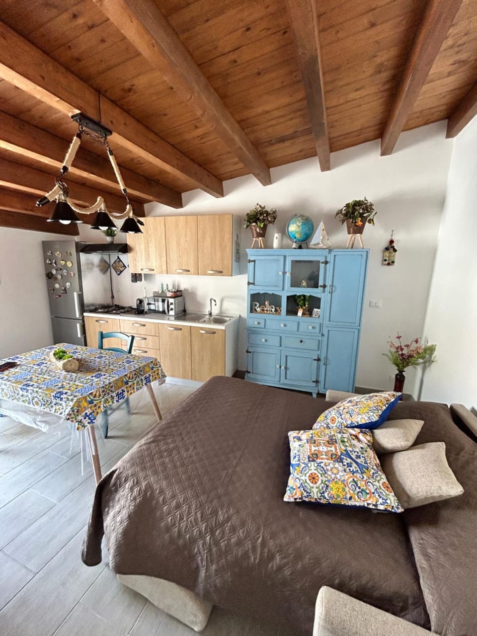 Property building, Kitchen or kitchenette, Living room, Seating area, Dining area, Bedroom, minibar, stove