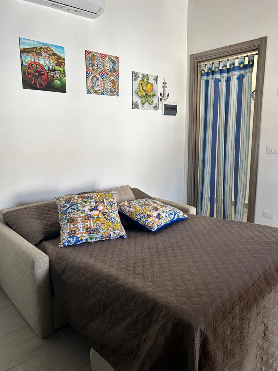 Facade/entrance, Bed, Photo of the whole room, Bedroom, kitchen