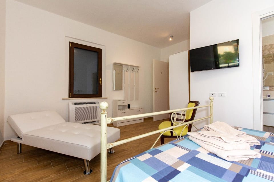 Bed, Bedroom, hair dresser