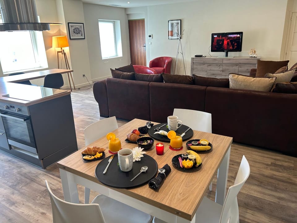 TV and multimedia, Living room, Dining area, Evening entertainment