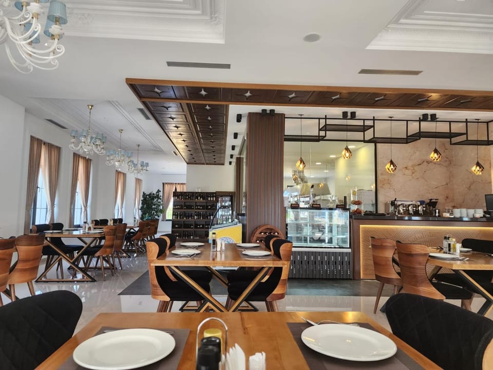 Restaurant/places to eat, Lounge or bar, Food, Breakfast